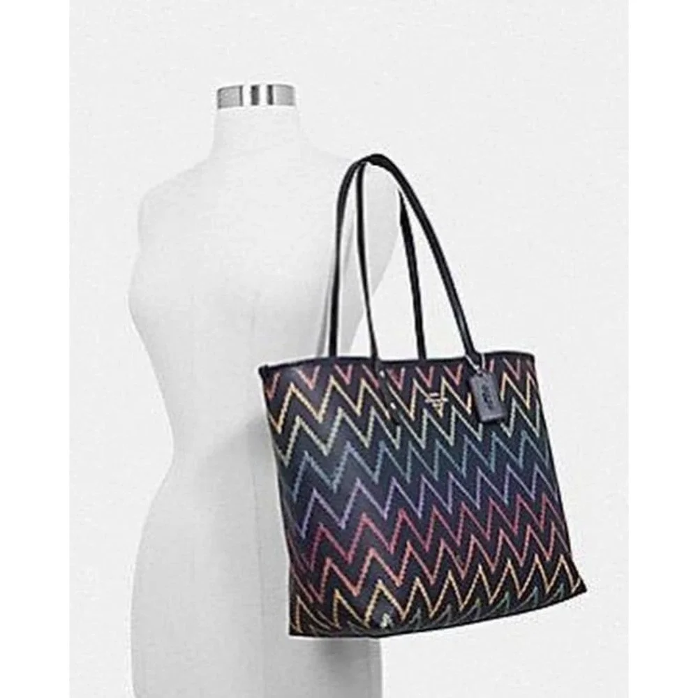 COACH REVERSIBLE CITY TOTE PURSE BAG WITH GEO CHEVRON PRINT NEW
